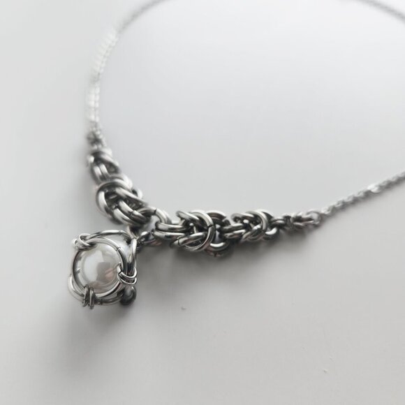 White pearl chainmaille choker necklace with a small silver chain - Picture 8 of 9